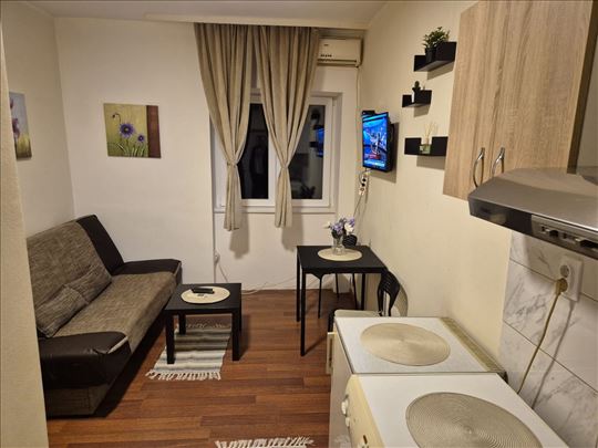 Kanarevo brdo-garsonjera-Borska- odmah useljiba