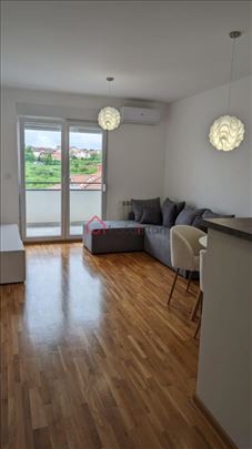 Kompletno namešten stan sa parkingom!