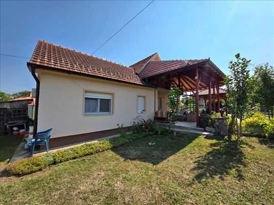 Kompletno sređena manja kuća na periferiji 