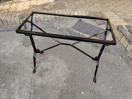 Liveno postolje za baštanski sto