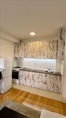 Namesten 1.5 soban sa parkingom 33 kv