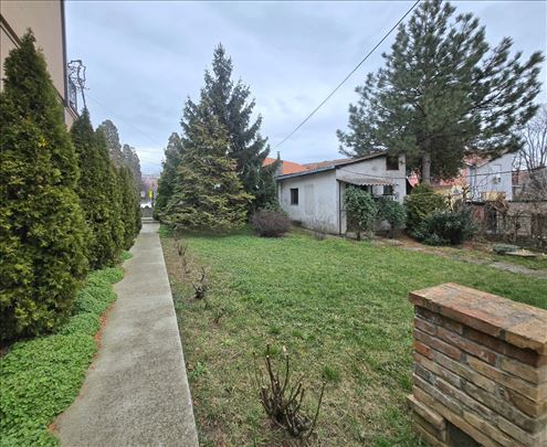 Odmah useljiva kuća sa fantastičnim dvorištem