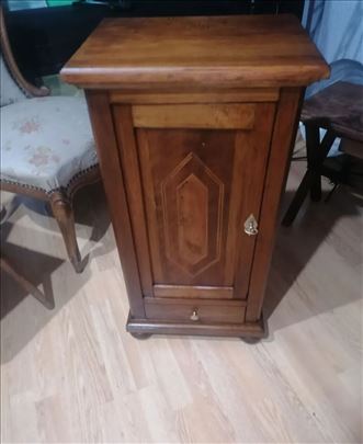 Stara natkasna sa intarzijom