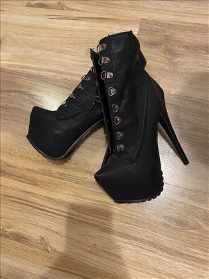 Ženske plitke čizme veoma visoke