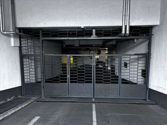 Garažno mesto u Central Gardenu, 12.5 m2