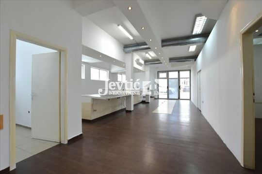 Lokal na Autokomandi sa parkingom 