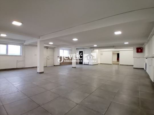 Magacin na Autokomandi sa parkingom