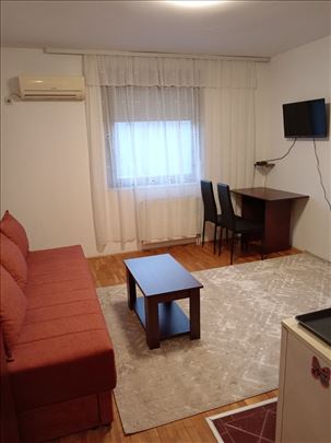 Odličan,useljiv sa parkingom!!!