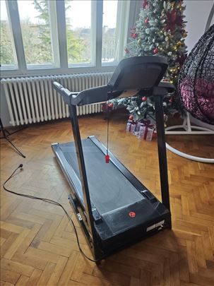 Prodajem traku za trcanje (marka Amila)