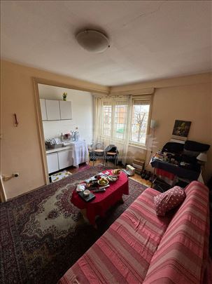 VLASNIK prodaje 0,5 - centar, prvi sprat