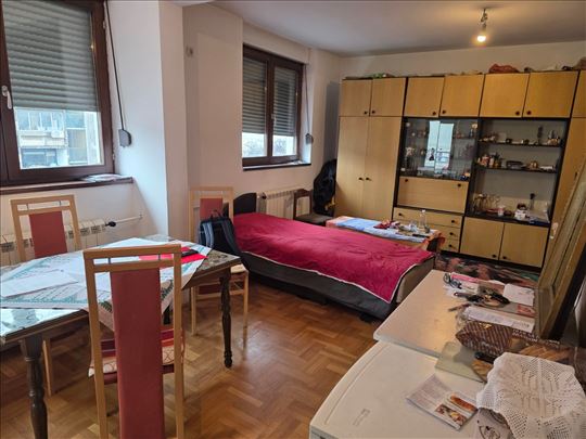 CRVENI KRST kod BDP novije, kao 3,5 -2 mč, parking