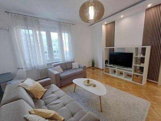 Moderan, prostran stan, Trg Republike, ID 7896