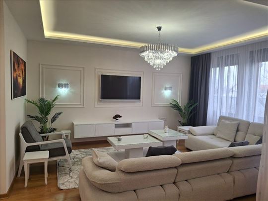 Namešten Stan 3 spavaće sobe / Garaža 