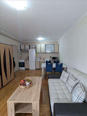 Odličan jednoiposoban! Doža Đerđa - Grbavica! 