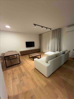 Odličan, nov, neuseljavan 