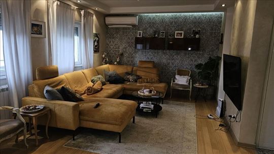 Odličan sa parking mestom