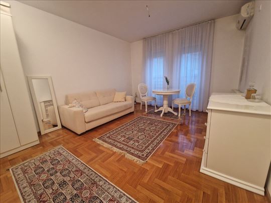 Prelepa garsonjera na dobroj lokaciji! Useljiva!