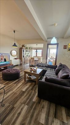 Prodaje se veliki i prostran stan na vidikovcu