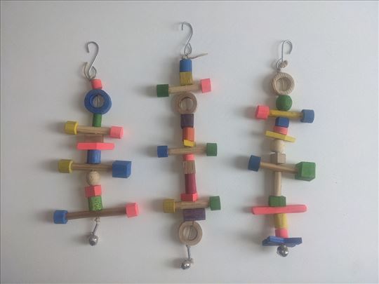 Stajalice,stepenice i razne drvene igračke.