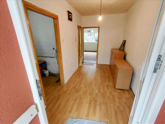 Stan, dvorište, parking