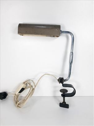 Stara metalna industrijska lampa