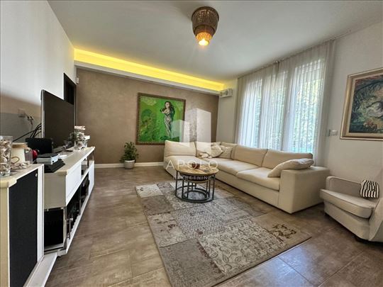  Ekskluzivna kuća sa dvorištem i garažom