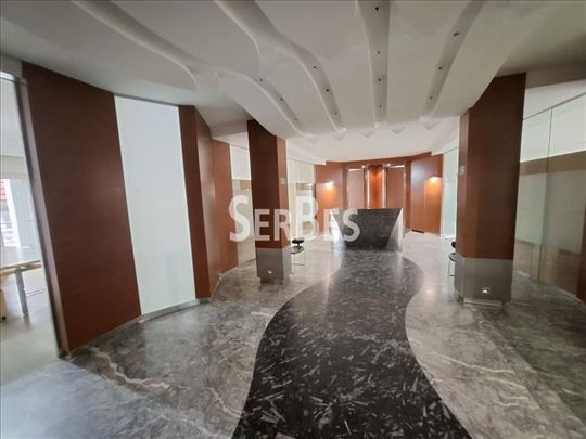 Lux poslovni prostor 254 m² sa 4 garažna mesta u š