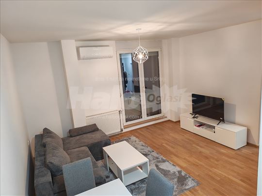 Izdajem stan sa parking mestom