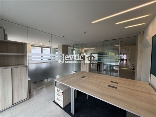 Kancelarije u poslovnoj zgradi sa 16 parking mesta