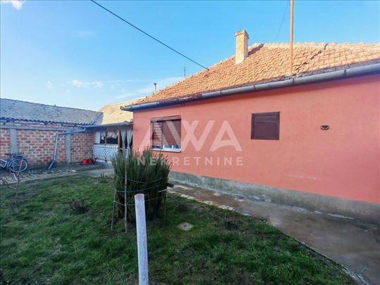 Kljajićevo – kuća 160m2, plac 9 ari, garaža