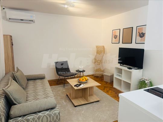 Luksuzan neuseljivan stan sa spavaćom sobom /50m2 