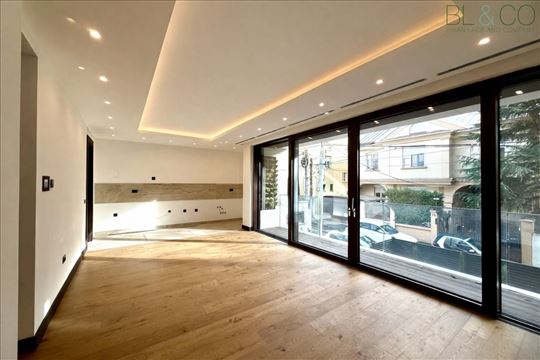 Lux stan na Vračaru sa sopstvenim dvorištem