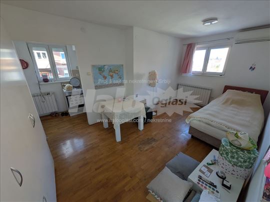 Nameštena garsonjera u Đuke Dinić