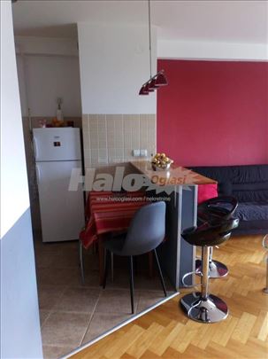 POVOLJNO prelep stan sa 2 spavace sobe