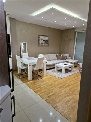 Prelep dvosoban stan u Sajam kompleksu! Od 01. 04.