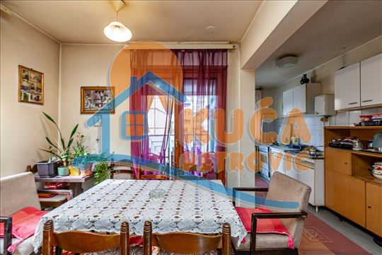 Stan u blizini Pravnog fakulteta, 2.5, 77 m2