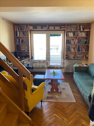 Svetao dupleks u mirnoj ulici punoj zelenila