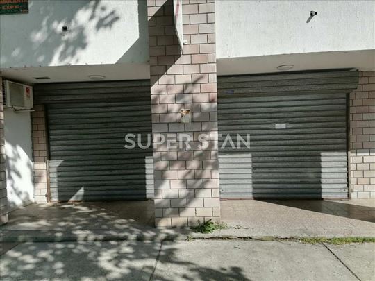 Poslovni prostor sa dva ulaza i velikim izlogom ID