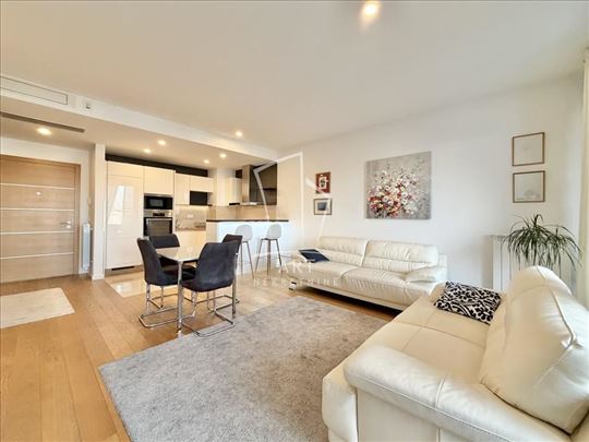 Uknjižen stan, odlična lokacija ID#14193