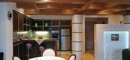 Dedinje , Lux  stan + dva garažna mesta, dvorište