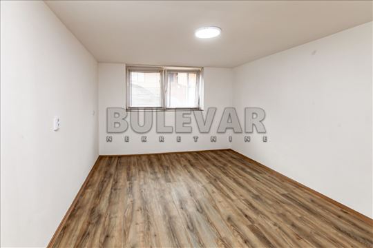 Garsonjera, Šojka, Pravni Fakultet