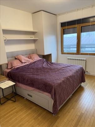 Izdaje se porodičan stan u Zelenoj aveniji