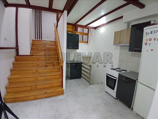 Izdaje se ulični lokal u blizini Pravnog fakulteta