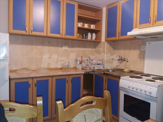 Izdajem mali sredjen stan