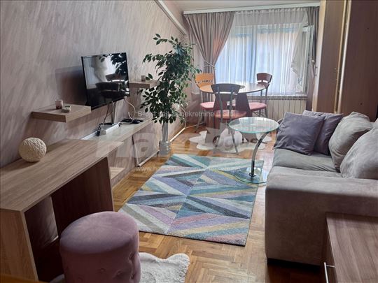 Izdajem namesten stan na pocetku Mirijeva