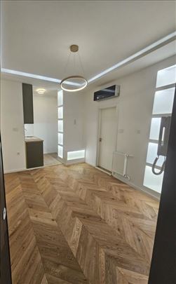 Kompletno renovirana garsonjera u Starom gradu