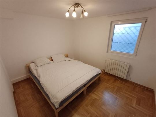 Lep stan, dvorište, Banovo brdo, ID 2006