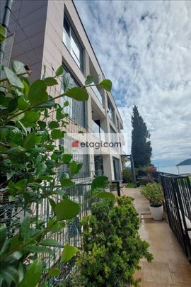 Luksuzan stan sa dvorištem – 50m od plaže, Igalo