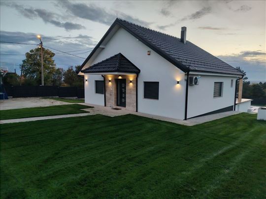 Luksuzna vila sa bazenom na samo 30 min od Beograd