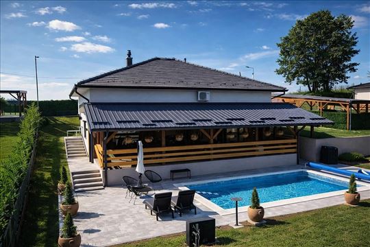 Mala Ivanča kuća 148m2  sa bazenom uknjizeno 